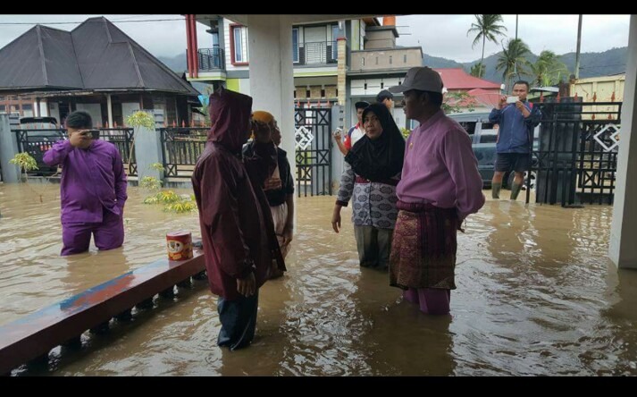Wabup Zainal Abidin Menijau Korban Banjir Depatitujuh.