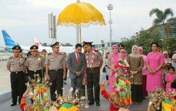 Gubernur ZZ Sambut Kapolda Jambi Baru di Bandara Sutan Taha Jambi.