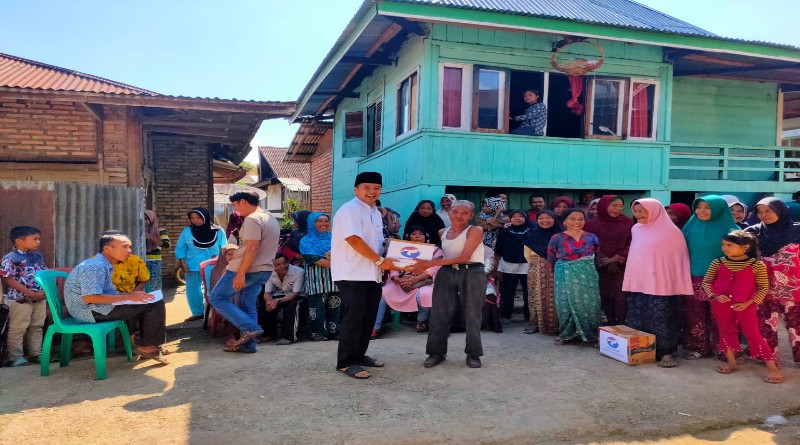 FOTO: Angra Anggota DPRD Kerinci dari Partai Perindo Serahkan Bantuan ke Korban Bencana.