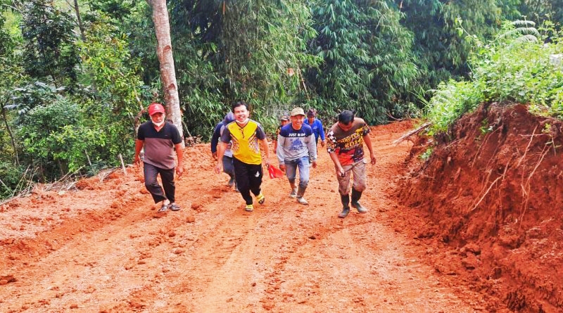 FOTO: Akses Jalan TPU 3 Desa Kemantan yang Baru Dibuka Oleh Boy Edwar.