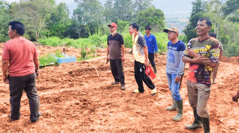 FOTO: Boy Edwar Melihat Kondisi Tanah TPU 3 Desa Kemantan yang Sudah Didatar
