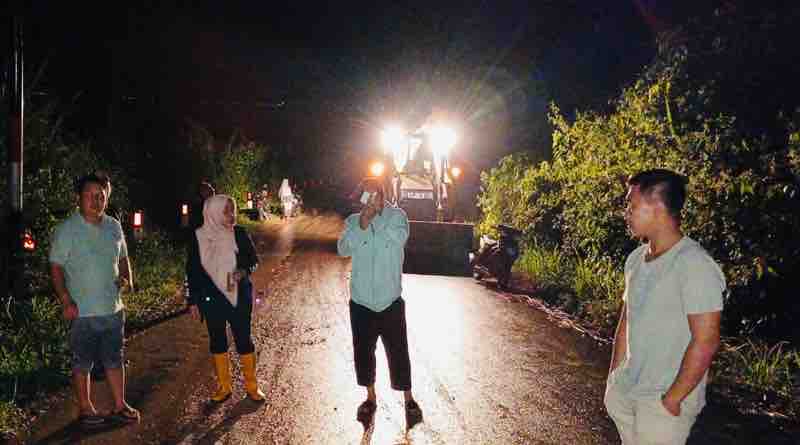 Jalan Provinsi Tertimbun Longsor, Dinas PUPR Kerinci Turun Bersihkan Material